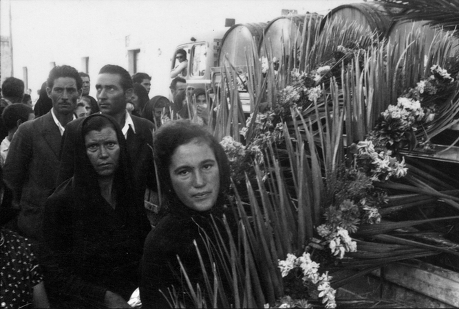 DONNA AI FUNERALI ECCIDIO DI SAN DONACI