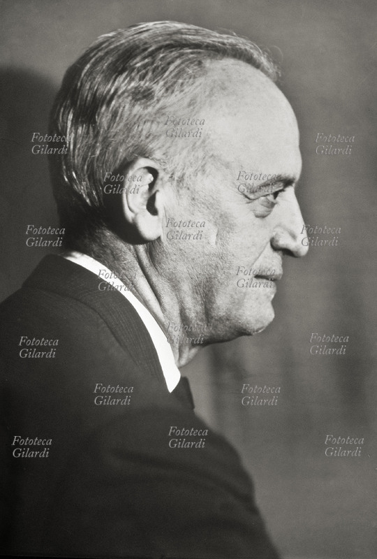 Ruggero ORLANDO (5 luglio 1907 – 18 aprile 1994) giornalista radiotelevisivo e politico italiano. Corrispondente da Londra per Eiar, Gazzetta del Popolo e Messaggero, all\