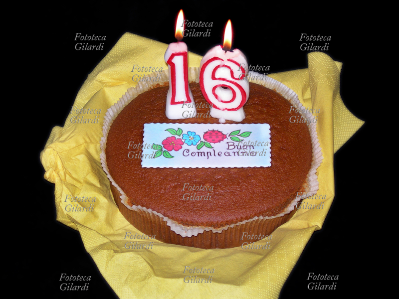TORTA per il sedicesimo compleanno, al centro una scritta in zucchero \