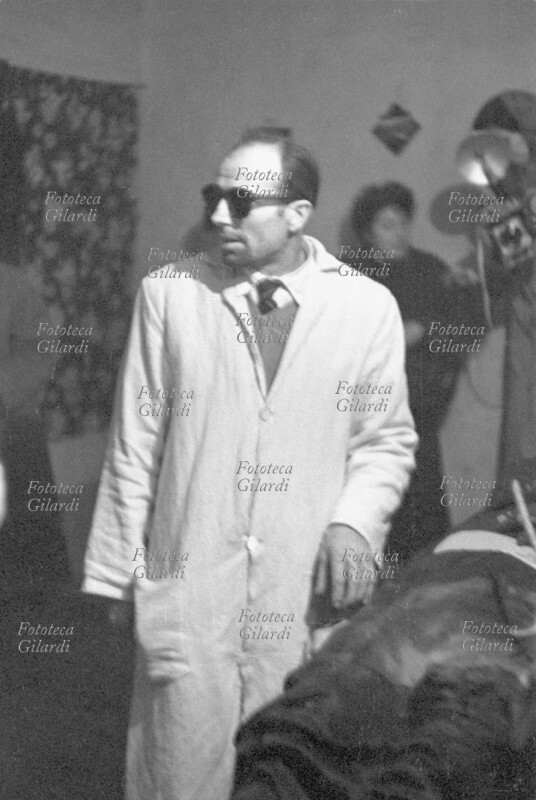 UMBRIA rito primaverile di Sega la Vecchia. Un medico si avvicina al capezzale della vecchia morente per operarla: in una sequenza di gag, con altri suoi \