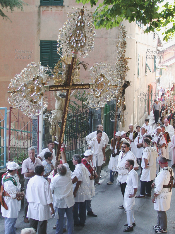 PROCESSIONE con i Cristi lignei. I membri della confraternita dei Cristesanti innalzano il Cristo. Fotografia di Giuliano Grasso. Casella (Ge), 2002