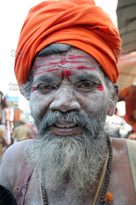 INDIA Pushkar: sadhu (santone) shivaita, durante la Fiera dei cammelli, che si svolge a Pushkar (Rajasthan) nel plenilunio di novembre. I sadhu shivaiti, come questo ritratto, cospargono il loro corpo con la cenere, simbolo di morte e di rinascita; ad immagine e somiglianza di Shiva, portano i capelli estremamente lunghi. La devozione dei sadhu a Shiva o a Visnu si riconosce dai segni tradizionali che portano sulla propria fronte e talvolta dal colore dei loro vestiti. Fotografia di Raffaella Milandri. India, Pushkar novembre 2007