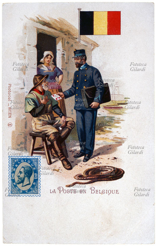 POSTA in Belgio. Il postino in uniforme consegna una lettera sigillata con la ceralacca ad un anziano, seduto sulla porta di casa a fumare la pipa. L\