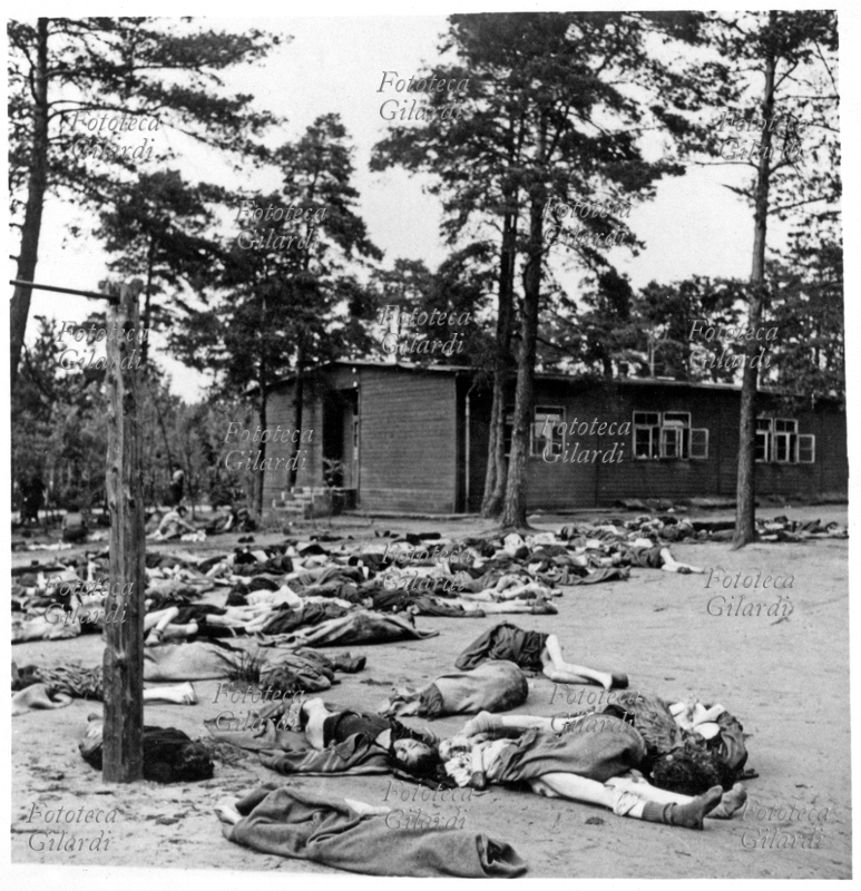 SECONDA GUERRA MONDIALE NAZISMO una veduta di come è stato trovato dagli Alleati il campo di sterminio di Belsen: in primo piano i cadaveri, tutti di donne, morte vestite apparentemente a causa di fame e sfinimento. Sullo sfondo una baracca di legno e il bosco, in mezzo al quale era situato il campo. Germania 1945