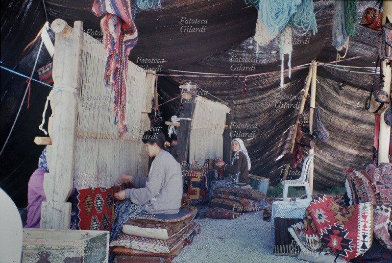 ARTIGIANATO bottega di tessitura tappeti con lavoranti. Goreme, Cappadocia.Turchia 1997