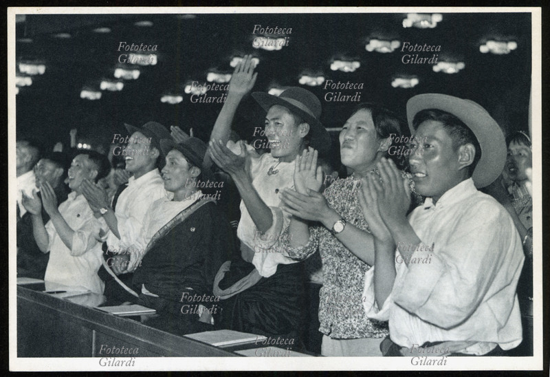 TIBET Delegazione tibetana nel Palazzo delle Minoranze a Pekino. Piccola litografia da cartella divulgativa di propaganda. Repubblica Popolare Cinese, 1963