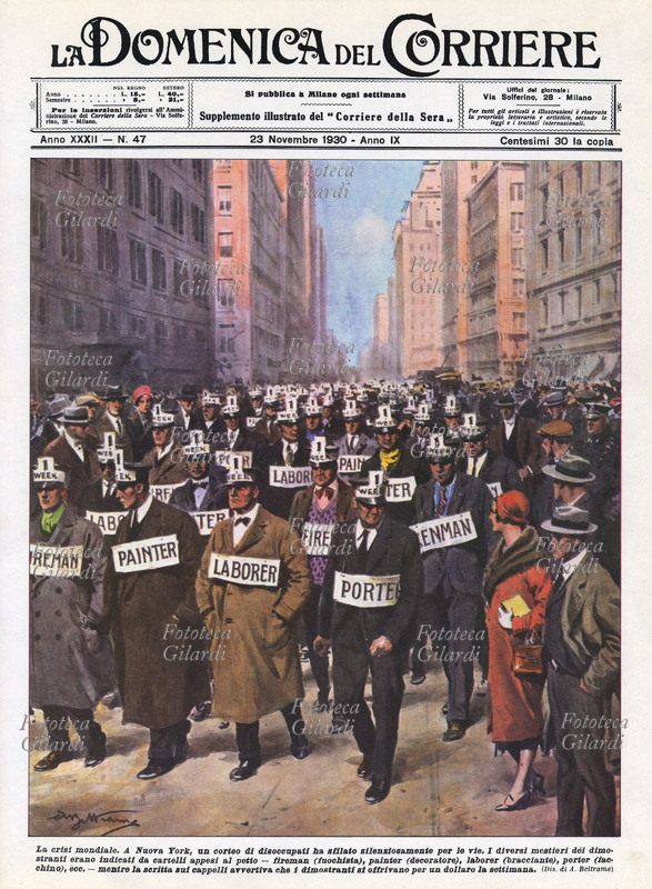 GRANDE DEPRESSIONE "La crisi mondiale. A Nuova York, un corteo di disoccupati ha sfilato silenziosamente per le vie. I diversi mestieri dei dimostranti erano indicati da cartelli appesi al petto - fireman (fuochista), painter (decoratore), laborer (bracciante), porter (facchino), ecc. - mentre la scritta sui cappelli avvertiva che i dimostranti si offrivano per un dollaro la settimana". Disegno di Achille Beltrame (19 marzo 1871 – 19 febbraio 1945) per la copertina de "La Domenica del Corriere". Milano, 23 novembre 1930