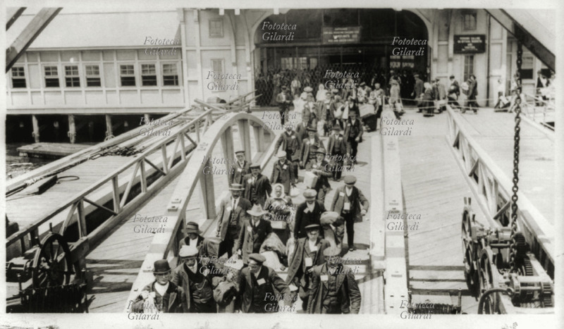 EMIGRAZIONE Immigrati appena arrivati in America, passano dagli uffici di accoglienza a Ellis Island. Fotografia di anonimo, Stati Uniti d\