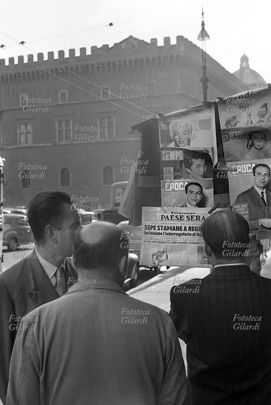 INFORMAZIONE I passanti guardano i giornali esposti da un\