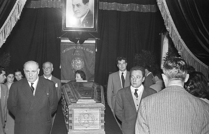 FUNERAL OF GIUSEPPE DI VITTORIO THE CGIL DECORS IN MOURNING