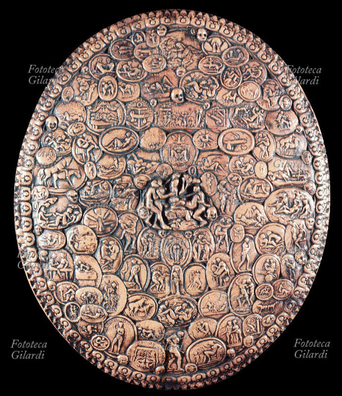 EROTISMO Calco in gesso in forma ovale composto di diversi sigilli a carattere erotico, utilizzati in epoca medievale come emblemi licenziosi da signori localizzati nella zona di Bucarest. Bassorilievo, XIX secolo