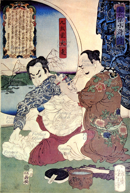 GIAPPONE Uomo si sottopone alle arti del tatuatore. Nell\