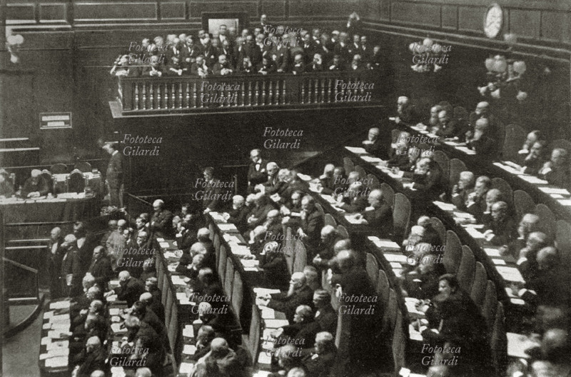 I GUERRA MONDIALE Roma, il Parlamento durante la lettura del discorso di Antonio Salandra (1853 - 1931) politico italiano, deputato della Destra storica e capo del Governo interventista, nel quale presenta i crediti di guerra. Italia 20 maggio 1915