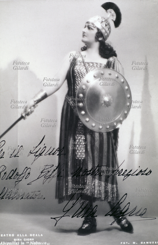 MUSICA LIRICA Gina Cigna, soprano. Ritratto fotografico negli abiti di scena del Nabucco. La dedica: \