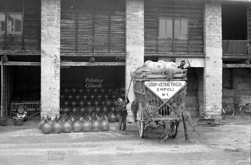 VETRO caricamento di damigiane per la distribuzione alle aziende addette all\