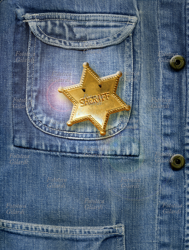 SCERIFFO stella di latta da sceriffo - sfondo jeans con tasca (illuminazione spot). Computergrafica di Elena Piccini, 2009