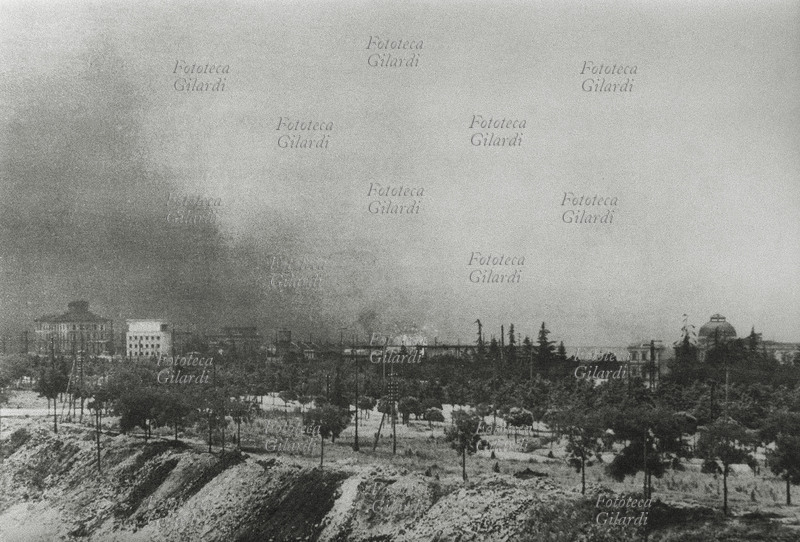 II GUERRA MONDIALE Veduta di Verona durante un bombardamento. Italia, 1944