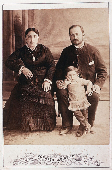 PADRE MADRE E BAMBINO PICCOLO IN POSA PADRE MADRE E BAMBINO PICCOLO IN POSA