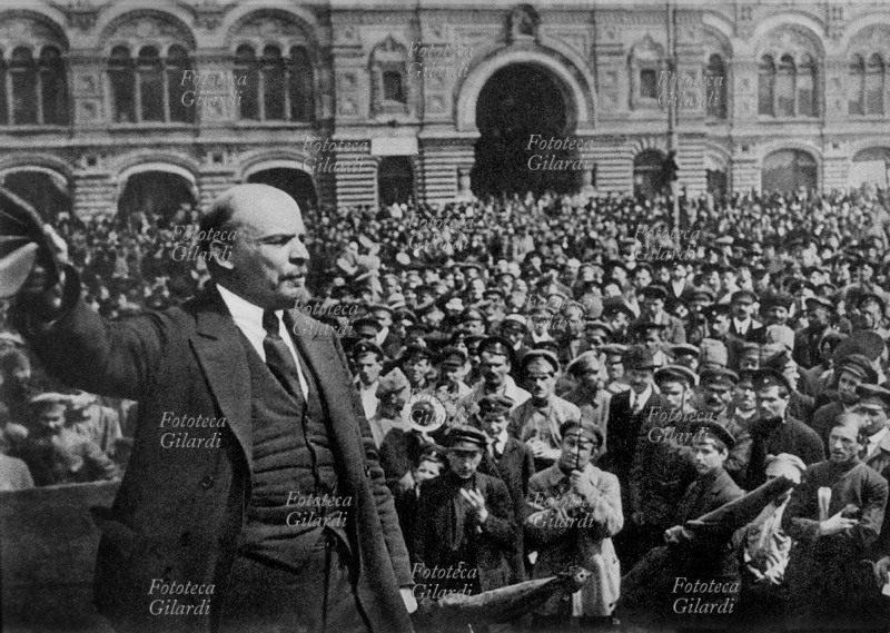 RIVOLUZIONE RUSSA Mosca: Lenin (1870-1924) in Piazza Rossa pronuncia un discorso agli allievi del corso di Istruzione militare, 25 maggio 1917