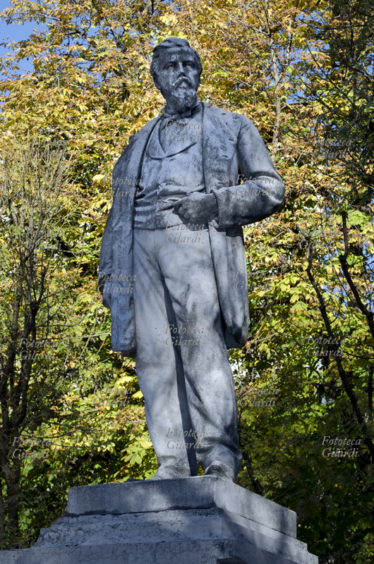 Amilcare PONCHIELLI (31 agosto 1834 - 16 gennaio 1886), compositore italiano; monumento marmoreo opera dello scultore Pietro Bordini (1856- 1922,) posto il 18 settembre 1892 nei Giardini pubblici siti in Piazza Roma a Cremona (considerata la sua città natale), in seguito dedicati a Papa Giovanni Paolo II. Fotografia di Elena Piccini, Italia novembre 2016