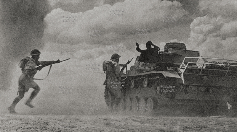 SECONDA GUERRA MONDIALE Soldati inglesi catturano un carro armato tedesco rimasto senza benzina, alla battaglia di El Alamein. Africa 1942