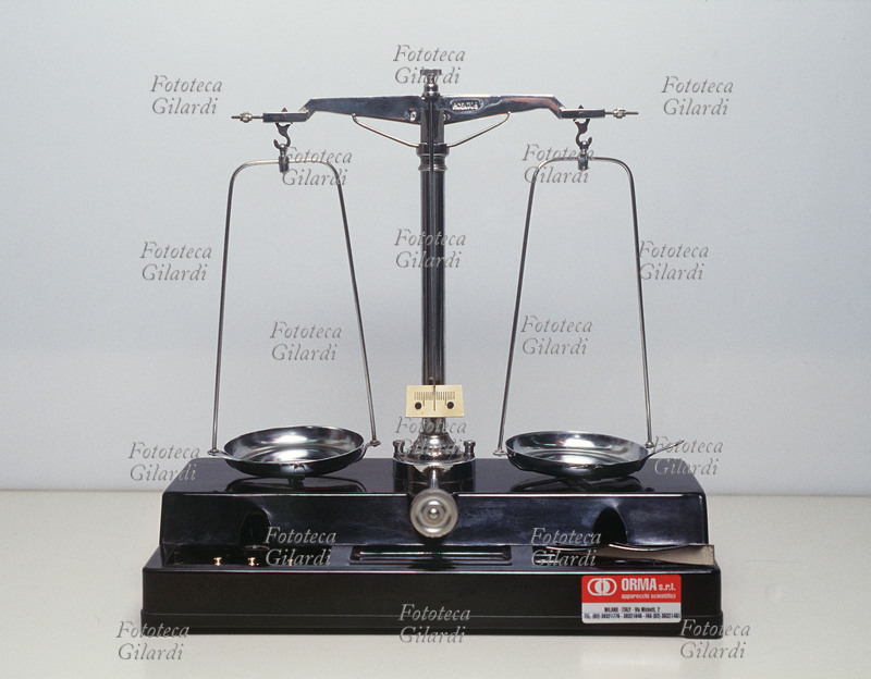 BILANCIA tecnica Orma mod. 35, uscita dalla produzione. La base è in bachelite nera, un materiale attualmente sostituito da materie plastiche più economiche. Sulla base ci sono gli alloggiamenti per i minuscoli pesi e le apposite pinzette per manovrarli. Fotografia, 1994 circa
