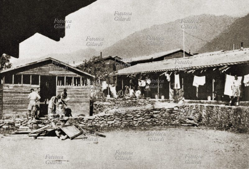CAMPO DI YOL India, catena del Dhola Dar - prigionieri italiani nel campo di Yol tra le baracche, in un momento dedicato alla pulizia degli effetti personali, 1943
