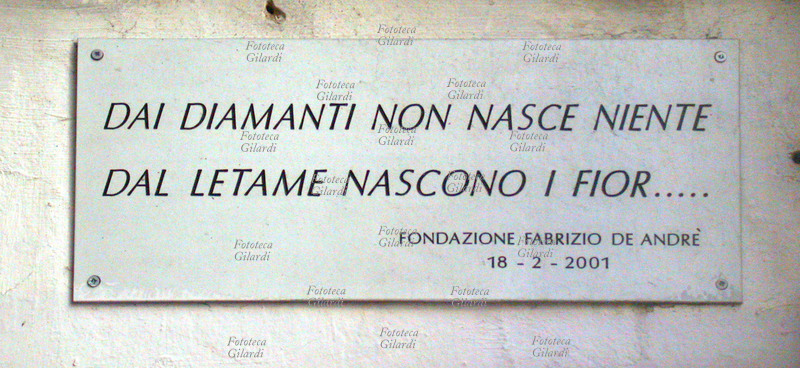 Fabrizio DE ANDRÉ (1940-1999) Targa commemorativa dedicata al cantautore e poeta italiano, posta in via del Campo a Genova. La frase è tratta da una delle sue più celebri canzoni, per l\