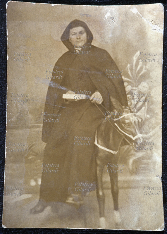 RITRATTO maschile di frate, a figura intera, a cavalcioni di un asinello di legno; eseguito in atelier. Fotografia di anonimo, Italia 1885 circa.