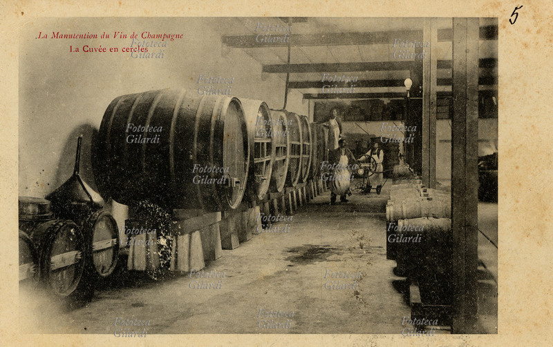 VINO Cuvée nelle botti. Lavorazione del vino di Champagne nella cantina J. Bourgeois Fils. Fotocollografia, Epernay (Marne) 1910 circa.