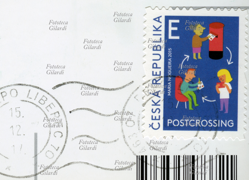 FRANCOBOLLO dedicato al "Postcrossing", hobby in cui si spediscono e scambiano cartoline e francobolli tra appassionati delle comunicazioni su carta di tutto il mondo. Disegno di Maria Nogueira, valore nominale non espresso in valuta: tariffa E, stampa offset. Repubblica Ceca, emissione del 2 settembre 2015