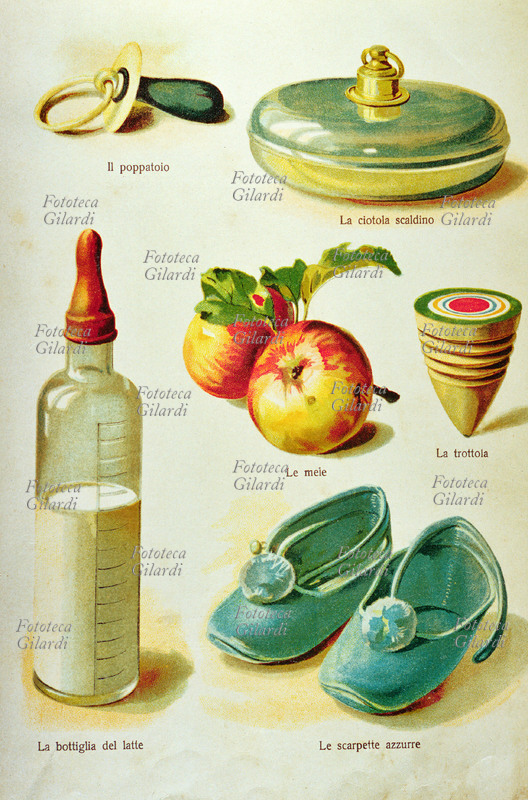 SILLABARIO il poppatoio, la ciotola scaldino, le mele, la trottola, la bottiglia del latte, le scarpette azzurre; tavola da \