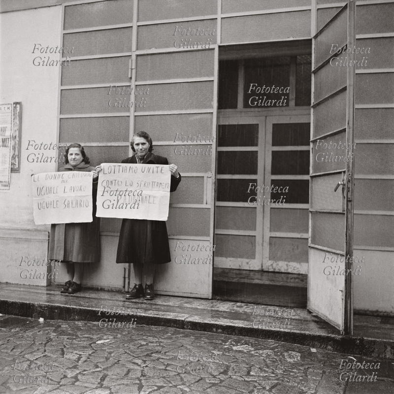STORIA DEL MOVIMENTO OPERAIO lavoratrici della Tallero con cartelli di protesta: \