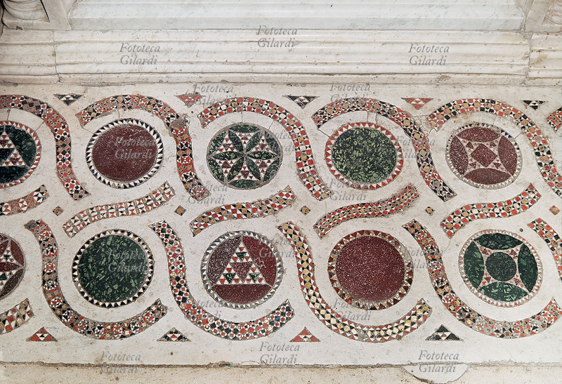 MOSAICO Intarsio di diverse qualità di marmo, figure geometriche pavimento cosmatesco della chiesa di San Lorenzo fuori le Mura, Roma. I maestri marmorari cosmati operarono a Roma e nel Lazio nel XII - XIII secolo