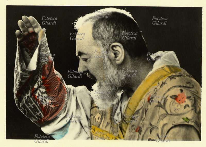 Padre PIO da Pietrelcina (25 maggio 1887 – 23 settembre 1968), al secolo Francesco Forgione, ritratto fotografico durante una messa. La posizione benedicente delle mani lascia vedere le stimmate. Frate cappuccino dall\