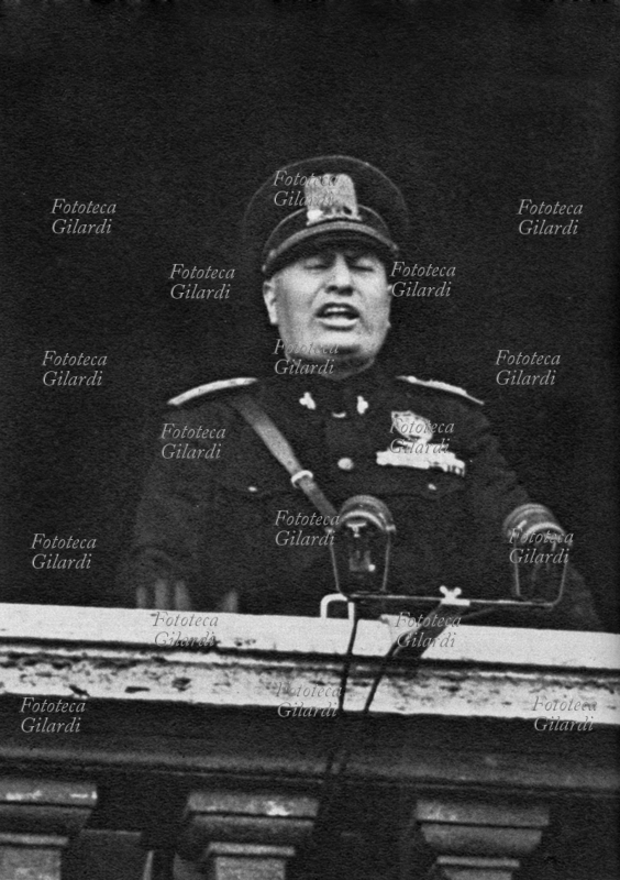 Benito MUSSOLINI (1883-1945) Discorso di Mussolini che annuncia alla folla l\
