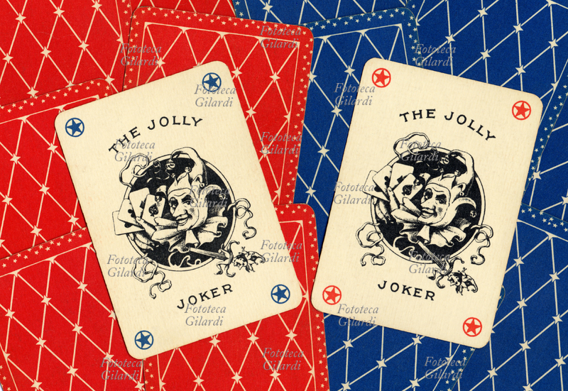 CARTE DA GIOCO Ramino vintage - The Jolly Joker: il matto nelle carte da gioco da Ramino in questa rappresentazione indossa il berretto con tre punte a sonagli e tiene in mano i quattro assi dei semi francesi, oltre allo \