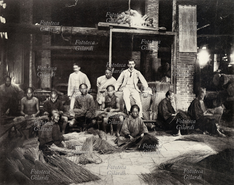 COLONIALISMO Gran Bretagna. Due commercianti europei ritratti in mezzo ai lavoranti di una fattoria dove si raccoglie la canna da zucchero. Cina 1875 circa