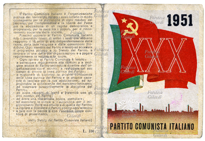 PCI La tessera del Partito Comunista Italiano del 1951. Un tricolore sventola insieme alla bandiera rossa con la falce e il martello, contrassegnata da XXX in commemorazione del trentennale della fondazione del partito; alla base uno stilizzato skyline industriale. In quarta pagina una citazione dallo Statuto del Partito: "Il Partito Comunista Italiano è l\