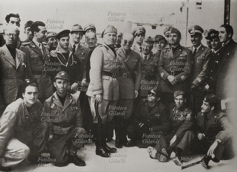 FASCISMO al quartier generale della R.S.I. (Repubblica Sociale Italiana) Benito Mussolini riceve un gruppo di mutilati: raro fotogruppo spontaneo, si noti sulla destra il classico dito sfocato davanti all\