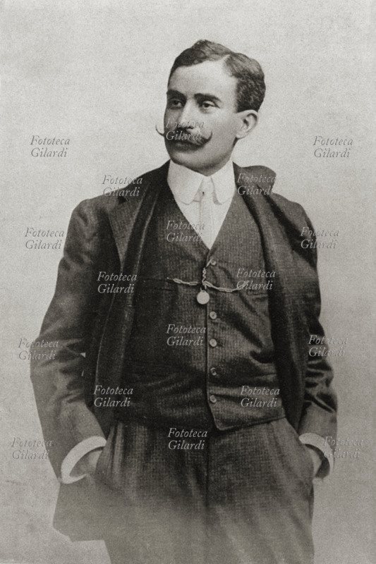 Angelo MAJORANA CALATABIANO (4 dicembre 1865 – 9 febbraio 1910), giurista e politico italiano; Ministro delle finanze (1904 - 05) e del Tesoro (1906 - 07) per i governi Giolitti 2 e 3, docente di diritto costituzionale a Catania. Avviò la riforma delle tasse e dei tributi locali. Ritratto fotografico, Italia 1904.