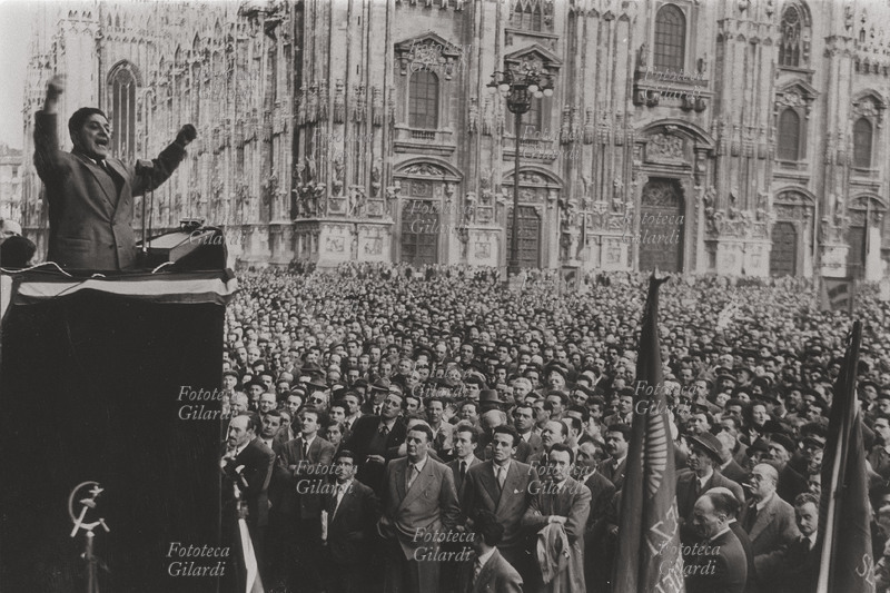 Giuseppe DI VITTORIO (1892-1957) Milano 14 maggio 1953 piazza del Duomo, comizio contro la legge truffa.