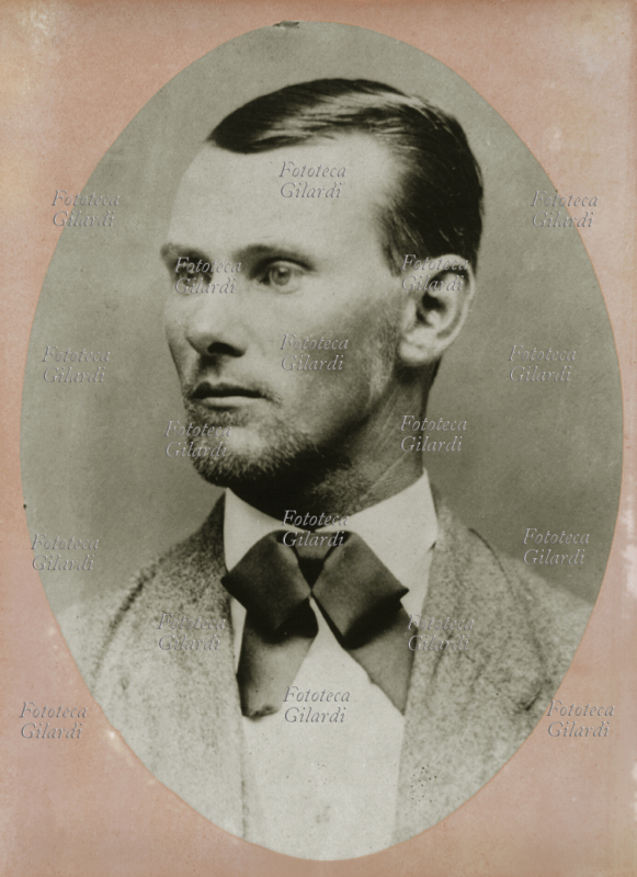 Jesse JAMES (5 settembre 1847 – 3 aprile 1882) il celebre bandito che durante la guerra civile americana si unì quindicenne alla milizia irregolare confederata di William Clarke Quantrill, continuando anche a guerra finita un suo conflitto personale fatto di rapine in banca e assalti ai treni organizzati con la sua banda ai danni dei vincitori unionisti, ma senza badare alle vittime civili. Ritratto fotografico in ovale nell\