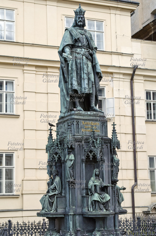 CARLO IV di Lussemburgo (14 maggio 1316 – 29 novembre 1378), re di Germania e di Boemia, Sacro Romano Imperatore dal 1355. Statua in bronzo dello scultore tedesco Ernst Hähnel (9 marzo 1811 – 22 maggio 1891) situata a Praga nel 1848 che raffigura l\
