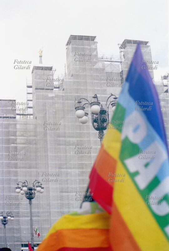 PACE una bandiera arcobaleno davanti al Duomo con le impalcature per il restauro. Marcia per la pace, nello stesso giorno sfilano in Italia e nel Mondo più di mille manifestazioni per scongiurare la guerra contro l\