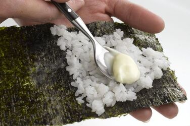 TEMAKI CONO DI ALGA CON PESCE E RISO