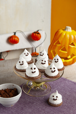 FANTASMINI DI MERINGA SU BISCOTTINI DI FROLLA