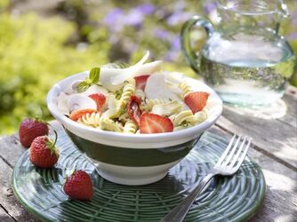 FUSILLI IN INSALATA CON FRUTTA E CRUDIT&Eacute; ALLA TOSCANA