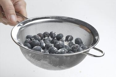 CIAMBELLA AL COCCO E MIRTILLI CIAMBELLA AL COCCO E MIRTILLI