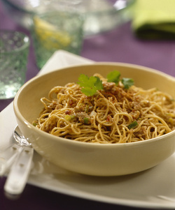 SPAGHETTI CINESI SALTATI CON CARNE SPAGHETTI CINESI SALTATI CON CARNE